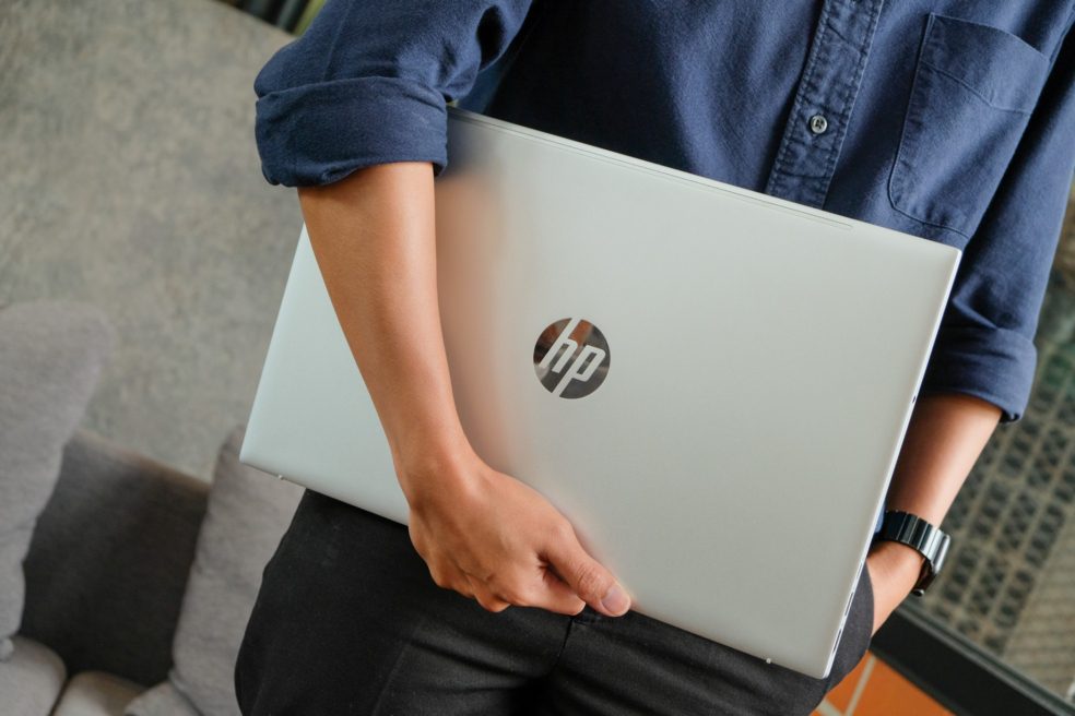 Aan welke vereisten moet een moderne zakelijke laptop voldoen?