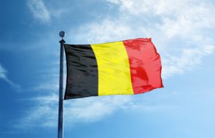 Belgische werknemer kijkt tegelijk hoopvol en voorzichtig naar 2050