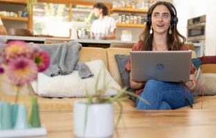 Livre blanc: HP et Poly unissent leurs forces pour une meilleure collaboration dans les environnements de travail hybrides