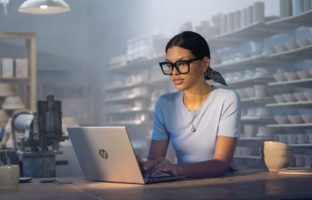 Hoe schakel je donkere modus in op je Windows-laptop