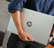 Aan welke vereisten moet een moderne zakelijke laptop voldoen? 