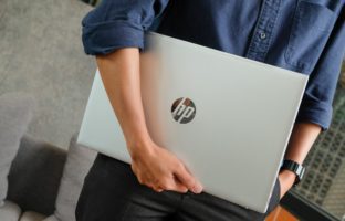 Offrez des ordinateurs portables radiés aux jeunes défavorisés